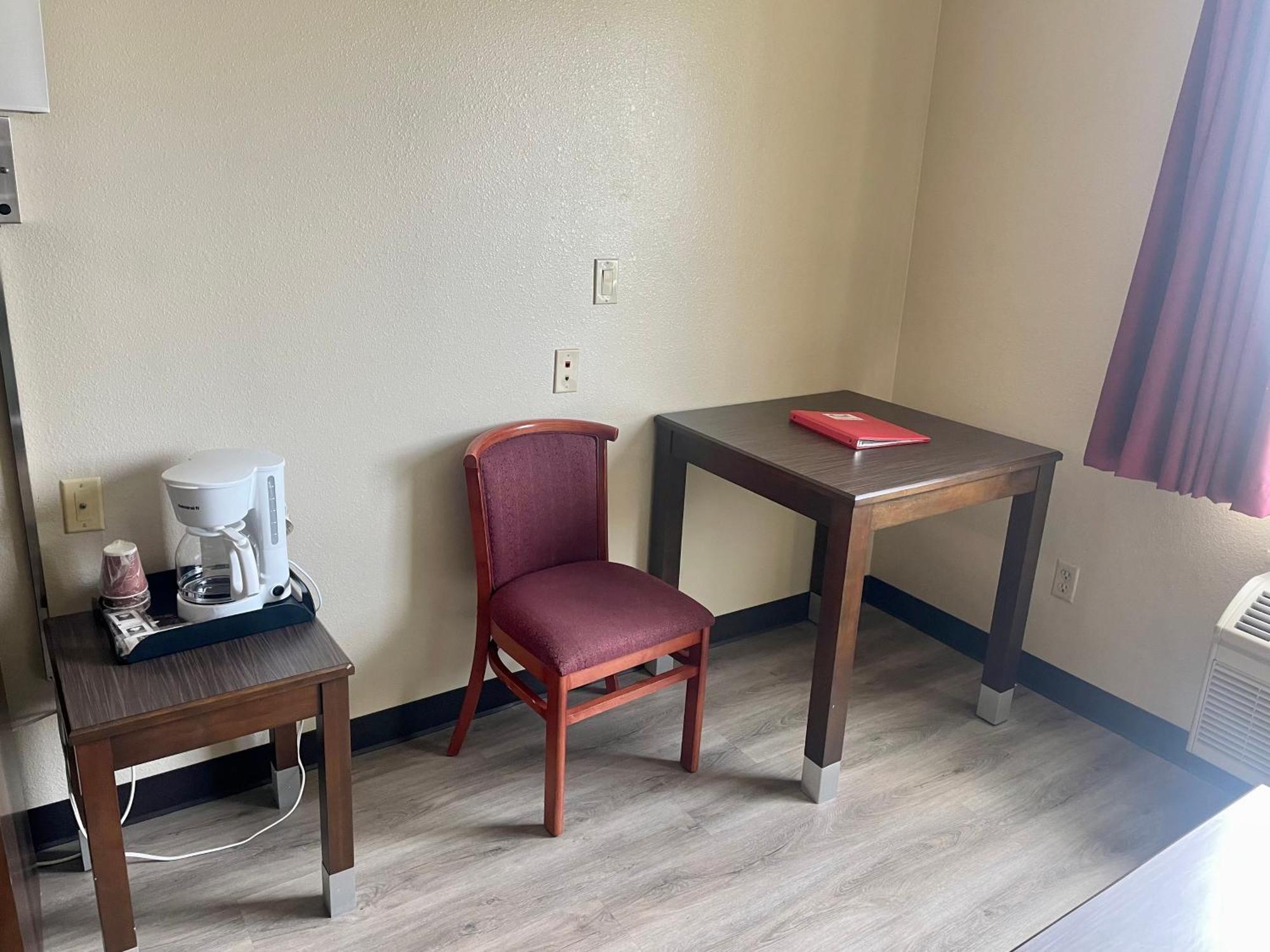 Econo Lodge Inn & Suites Corning Bilik gambar
